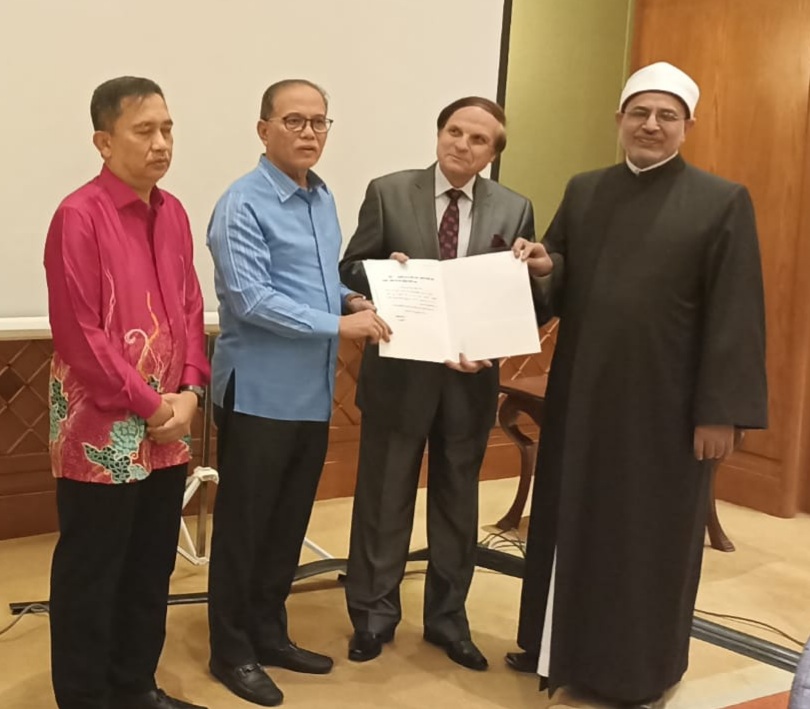 الأمين العام لرابطة الجامعات الإسلامية يلتقي وفداً ماليزياً رفيع المستوى