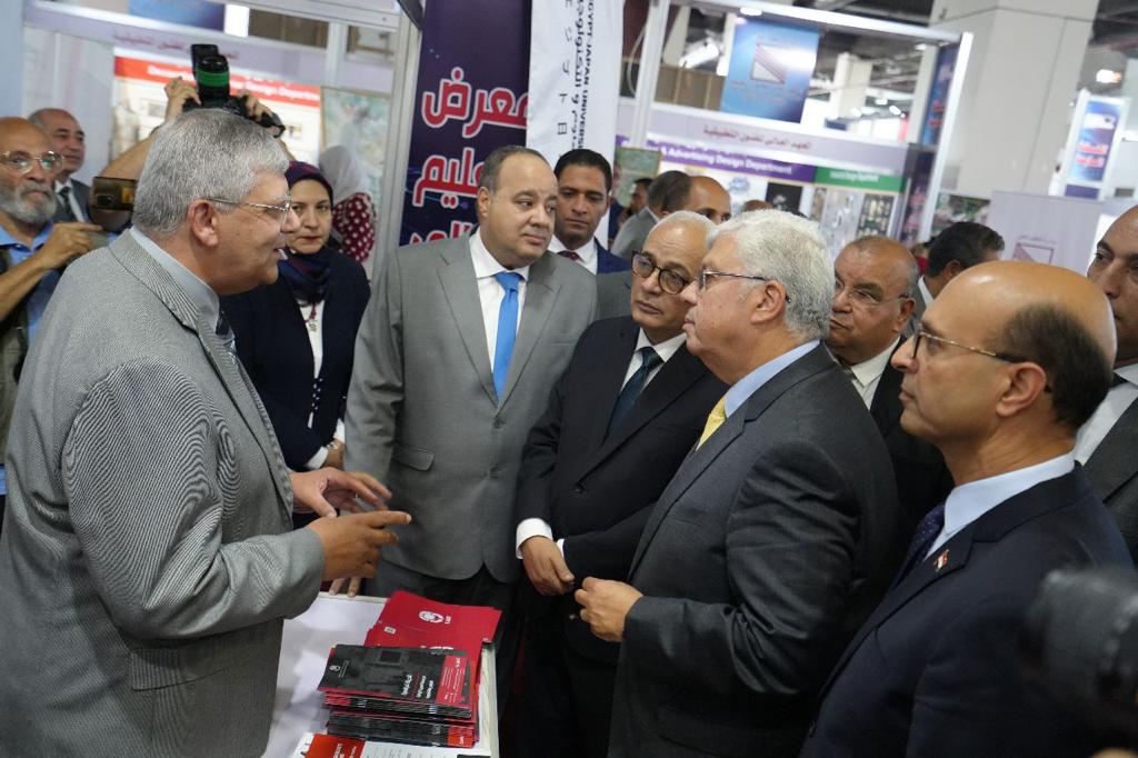 عاشور وحجازي يتفقدان جناح الجامعة اليابانية فى معرض اخبار اليوم التعليمى
